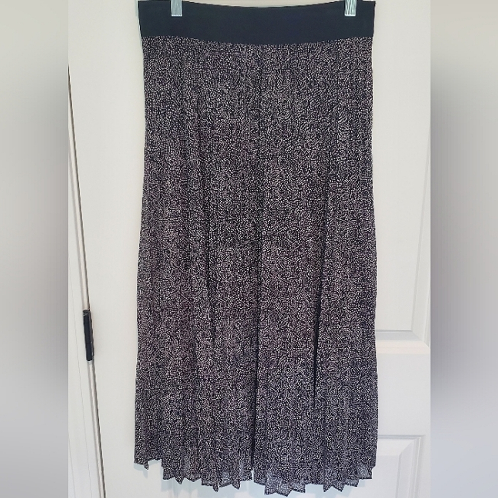 Alfani Pleated Skirt, Black and White dot print, lined. Small.